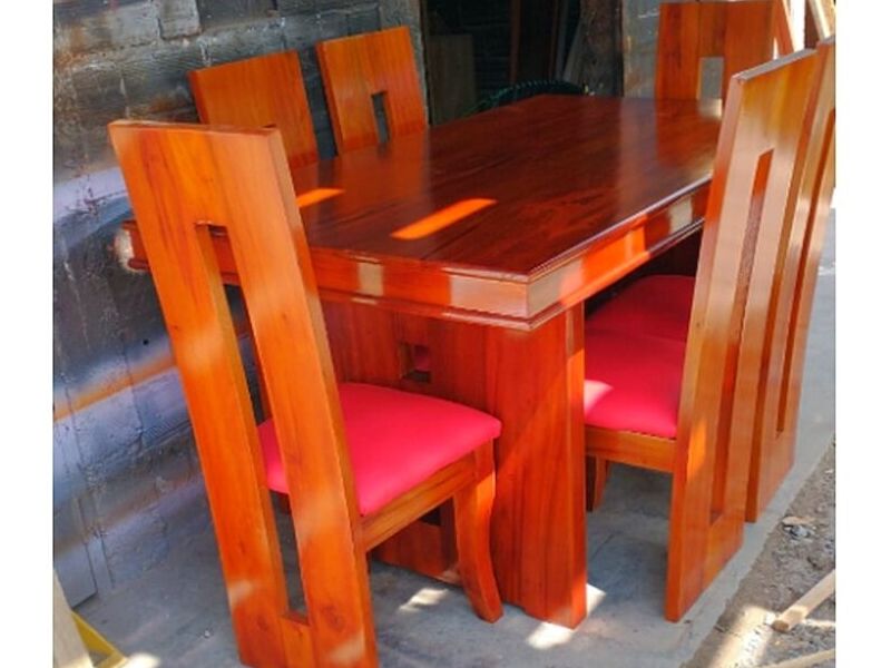 Mesa comedor sillas rojas Perú 
