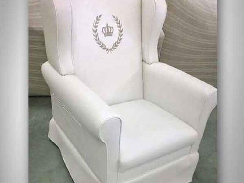 Sillón mecedora blanco con falda Perú