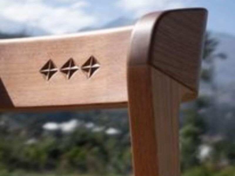 Silla de Madera Barnizada Clásica